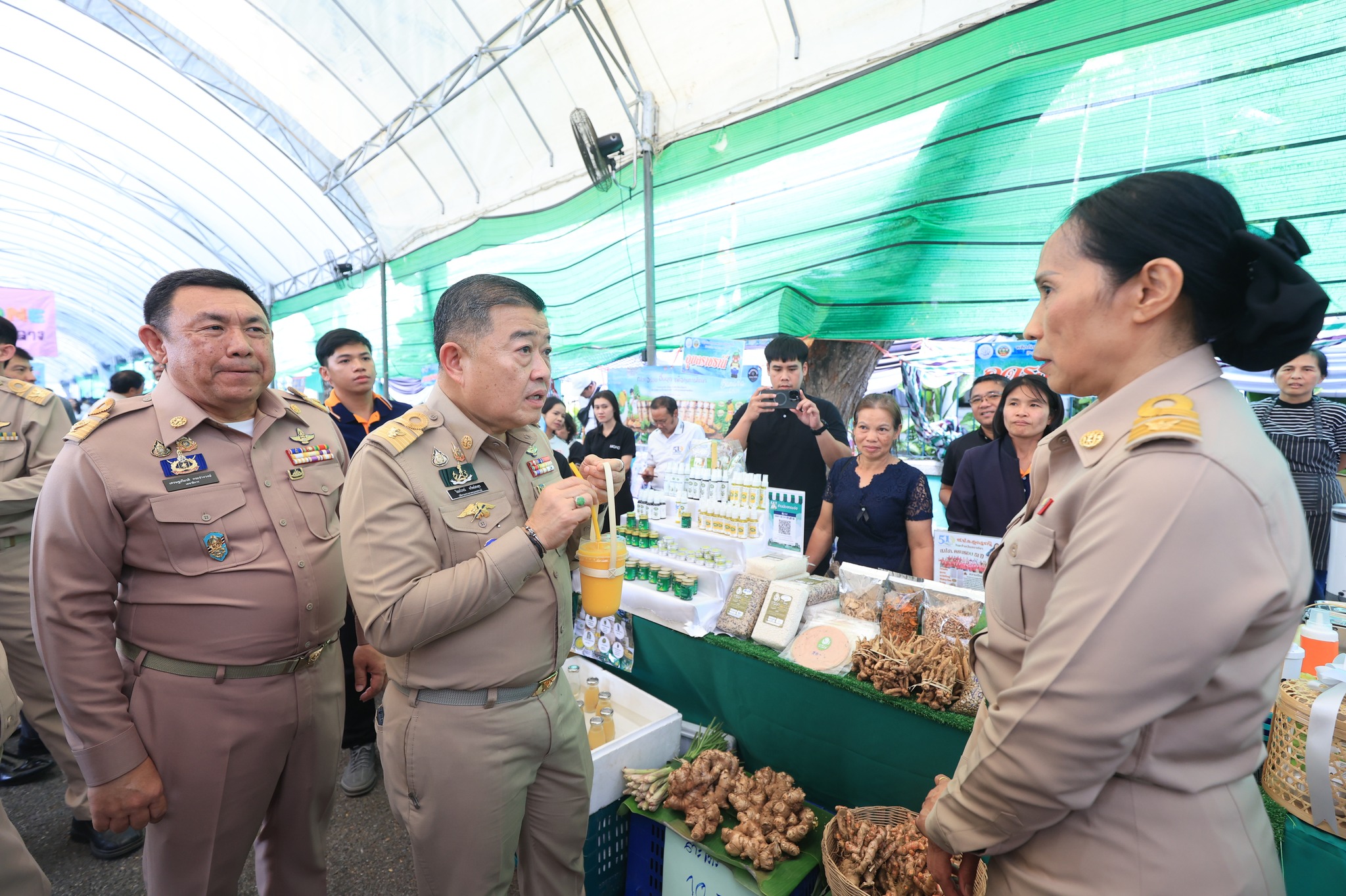 title - ปลัดกระทรวงเกษตรฯ และผู้บริหาร ส.ป.ก. เยี่ยมชมร้านค้า ในงานวันคล้ายวันสถาปนา ส.ป.ก. ครบรอบ 51 ปี